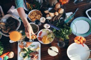 ¿Dormir después de comer engorda? Lo que dice la evidencia