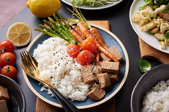Dieta-macrobiótica-tofu-orgánico-saludable-y-arroz-con-verduras-Retos