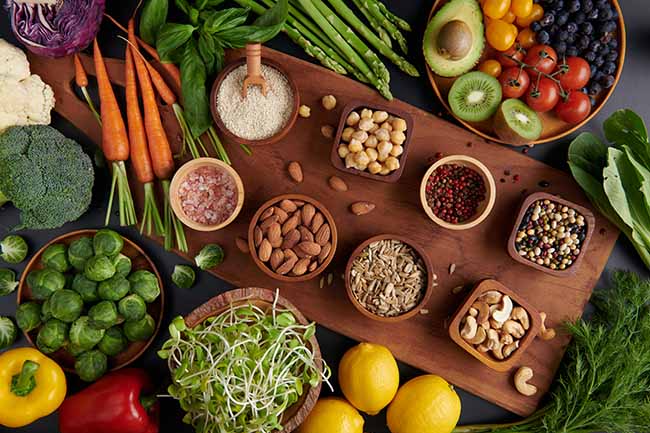 Diferentes-verduras-semillas-y-frutas-en-la-mesa-como-parte-de-la-dieta-macrobiótica-Retos