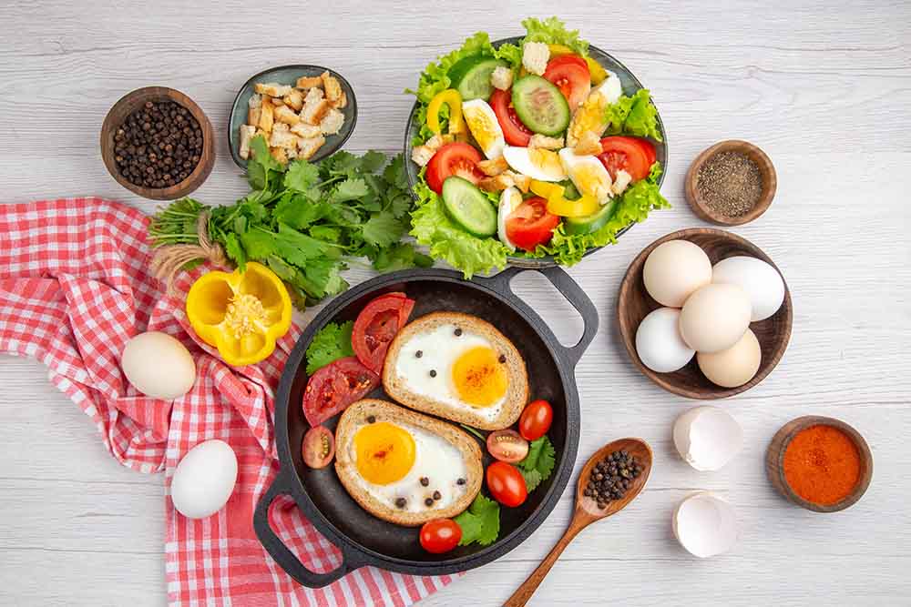 Sabrosas-tostadas-de-huevo-con-verduras-y-ensalada-para-desayuno-macrobiótico-Retos